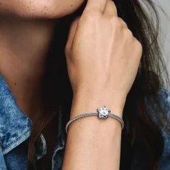 Pandora - Dristigt funklende stjerne charm med blå sten - 792974c01