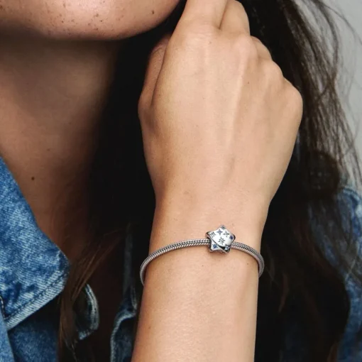 Pandora - Dristigt funklende stjerne charm med blå sten - 792974c01