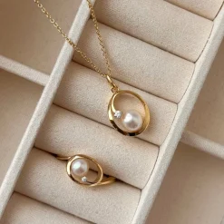 Scrouples - Guld ring i 8kt med perle og sten - 714673