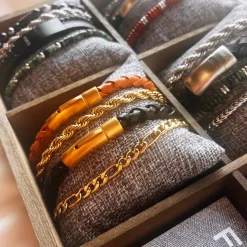 Scrouples - Sort flettet læder armbånd med forgyldt lås  - 03751a