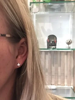 Solitaireørestikker med 2 x 0,15 ct brillanter