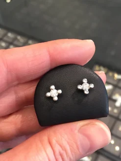 Solitaireørestikker med 2 x 0,05 ct brillanter