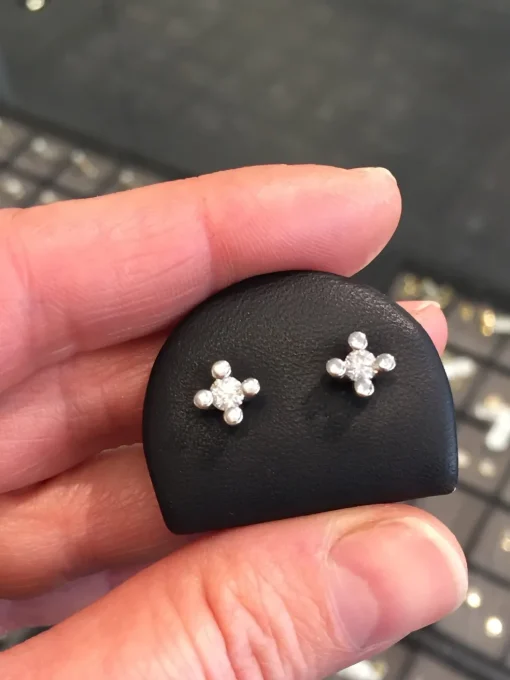 Solitaireørestikker med 2 x 0,05 ct brillanter